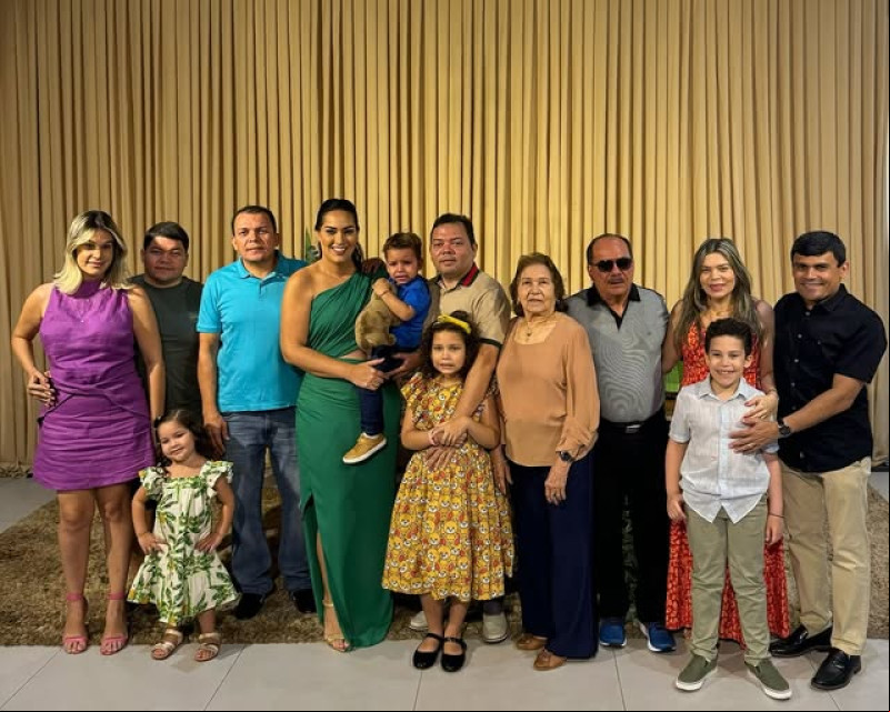 #Comemoração - Parabéns para o juiz do TRE/PI, Daniel Alves (18/2)!!! Que comemorou a data em grande estilo com a esposa Abigail Paulo os filhos Marieta e João Eufrásio e os seus pais, o desembargador Raimundo Eufrásio & Zeneide Alves, reunindo a família e amigos em espaço badalado. Chics!!! - (Arquivo Pessoal)