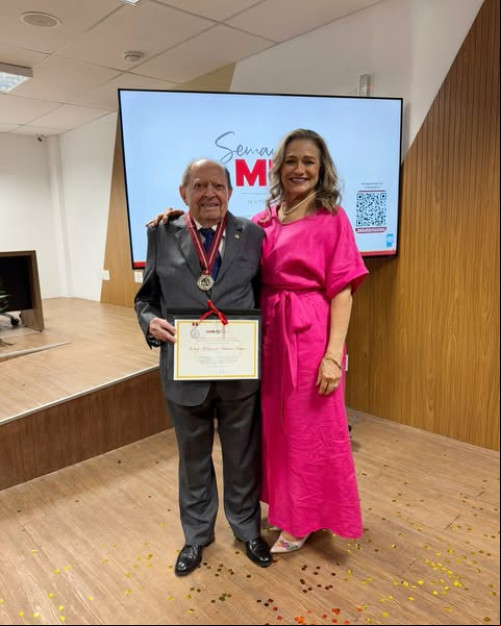 #Medalha - Um click dos queridos o advogado Luiz Gonzaga Soares Viana foi agraciado com a Medalha do Mérito do Ministério Público do Estado do Piauí “Procurador de Justiça Darcy Fontenelle de Araújo”, no Grau Comendador, o advogado com sua esposa Gilka Viana em solenidade do auditório do Ministério Público do Estado do Piauí. Chics!!! - (Arquivo Pessoal)