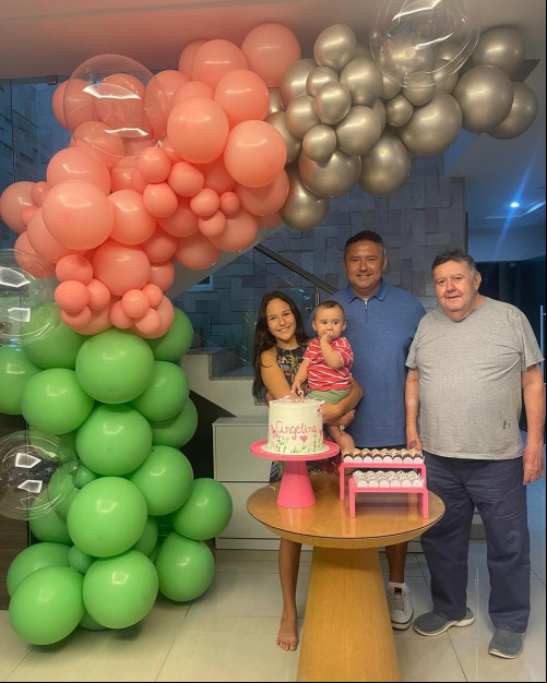 #Parabéns - Angelina Bessa Leite comemorou os seus 13 anos e ganhou o carinho do seu pai o empresário Silvio Leite Filho, do irmão e do seu avô o empresários Sílvio Leite. Chics!!! - (Divulgação)