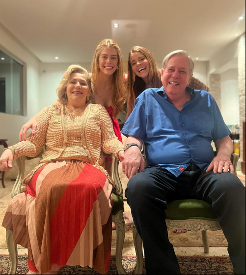 Os queridos Leda Napoleão e Hugo Napoleão estão felizes com a aprovação da filha Isabella Napoleão em medicina