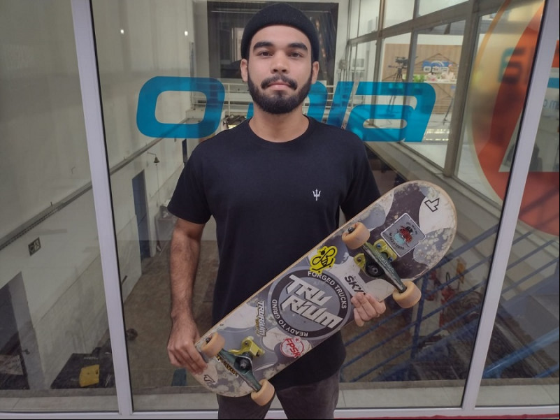 Jhonatan enfrentou barreiras do preconceito para seguir a carreira de skatista. - (André dos Santos / O DIA)