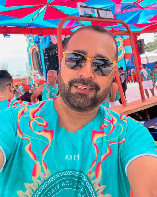 Empresário artístico Ney Iran, ou seu aniversário, no sábado ado em Fortaleza, curtindo o Fortal ao lado de amigos. - (Arquivo Pessoal)
