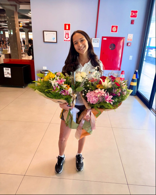 #Aniversário -  Parabéns para a belíssima Angelina Angelina Leite Bessa!!! Que completa hoje 14 anos recebeu flores de seu pai, o empresário Silvio Leite Filho, do seu irmão Matheus e das colegas de turma. Mensagem do seu pai - "Uma surpresa cheia de amor para nossa princesa! Ver o brilho nos olhos dela, a surpresa e o carinho ao receber esse gesto foi gratificante demais para nós! Momentos assim mostram que cada detalhe vale a pena, cada demonstração de amor fortalece nossos laços que nos unem ainda mais. A surpresa foi imensa e ainda mais especial porque as amigas também prepararam esse gesto, recebeu flores das amigas, mostrando o quanto é querida e cercada de pessoas que a iram.  Foi um momento bacana demais, cheio de alegrias e boas energias. Angelina, que esse novo ciclo seja cheio de felicidade, conquistas e muito amor! Estamos sempre aqui, torcendo e celebrando cada momento ao seu lado. Te Amamos!" Sílvio Filho. Chics!!! - (Arquivo Pessoal)