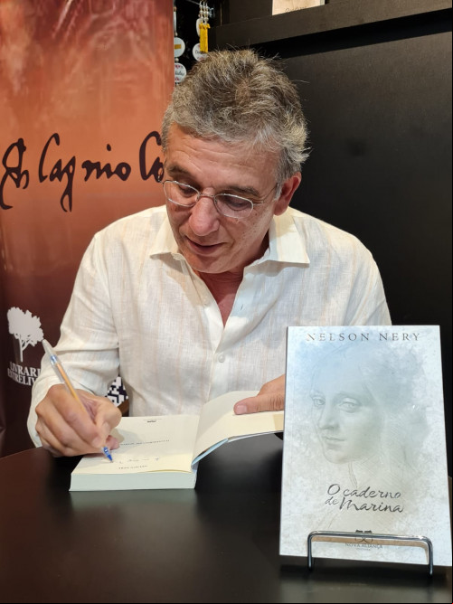 #Livro - Um click do meu querido amigo o advogado e jurista Nelson Nery, que lançou em grande estilo na noite de 30/11, na Livraria Entrelivros, o seu novo livro “O Caderno de Maria”. Chics!!! - (Luciêne Sampaio)