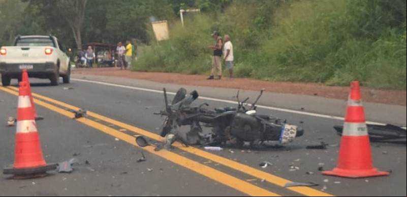 Colisão frontal entre motos deixa dois mortos e um ferido na BR-343
