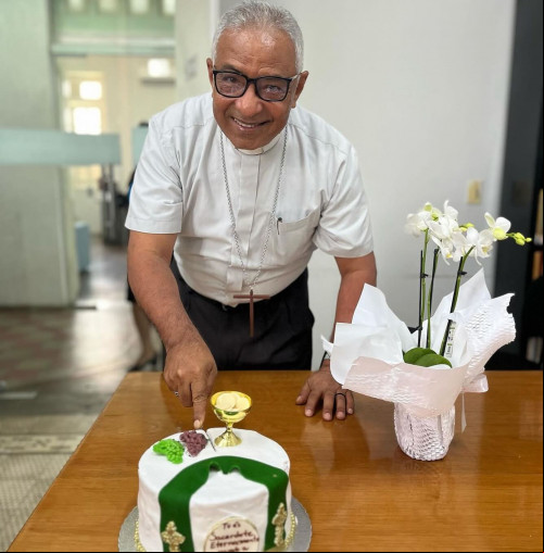 Parabéns para o Arcebispo de Teresina Dom Juarez Marques, que comemorou 30 Anos de Sacerdócio no dia 19/3, e ganhou comemoração surpresa na residência episcopal. Amém!!! - (Divulgação)