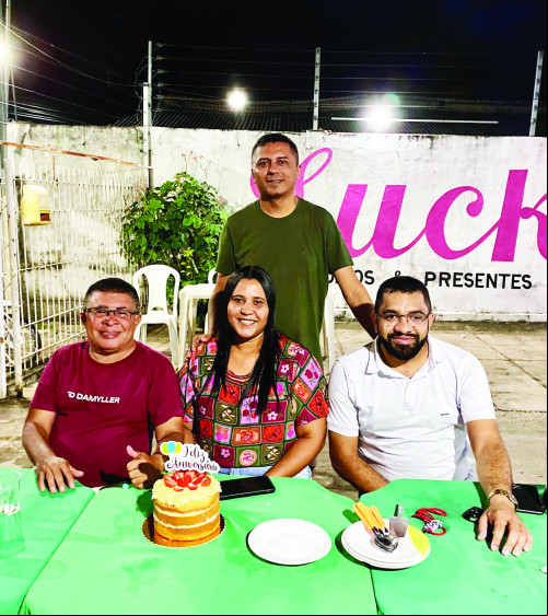 Professor Ricardinho Rannieri Quaresma (em pé), brindou sua nova idade com jantar em picanharia de União, quinta-feira ada. Na foto com os amigos: Euzinho Daniel Cardoso, Regina Lima e empresário Sena. - (Arquivo Pessoal)