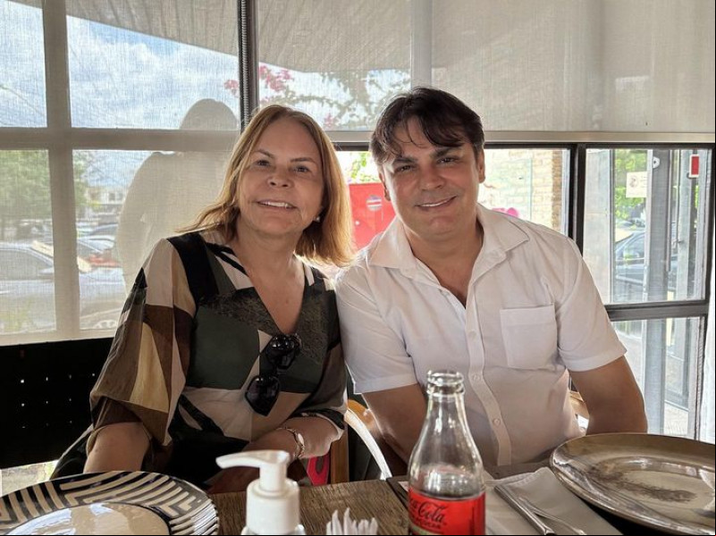 #Mãe&Filho - Parabéns para o querido prefeito José de Freitas - Roger Linhares!!! "Sou grata a Deus por ter um filho tão generoso e trabalhador como você Roger. FELIZ ANIVERSÁRIO. Que Deus o abençoe e proteja." Rosa Linhares. Chics!!! - (Divulgação)