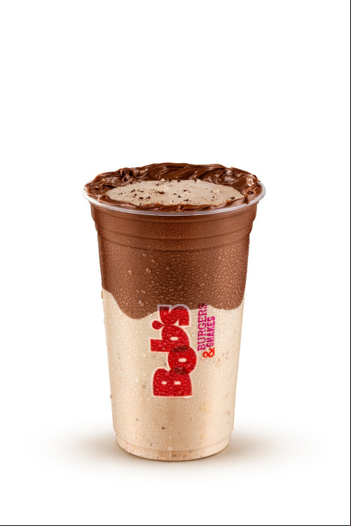 #Café - A pausa para o cafezinho acaba de ganhar dois sabores inéditos! O Bob’s, primeira rede de fast food brasileira, anuncia o lançamento do Festival de Café, que traz dois novos sabores com uma das bebidas mais populares do mundo. Os clientes já podem saborear os novos Colherudo Shake Nuts Café e Milk Shake ChocoCafé. A chegada das novas sobremesas acompanha o sucesso do Milk Café Shake, lançado em 2023, e preparado com baunilha gelada, café tradicional e leite condensado, que está no cardápio regular da marca. Os produtos do Bob’s com café seguem a tendência e o amor dos brasileiros pelo grão. Somos o segundo país que mais consome a bebida, segundo a Associação Brasileira da Indústria de Café. Bob’s aumenta portfólio, trazendo dois novos sabores com café para a categoria de sobremesas A partir de julho, se juntam ao Milk Café Shake, o Colherudo Shake Nuts Café e o Milk Shake ChocoCafé. A pausa para o cafezinho acaba de ganhar dois sabores inéditos! O Bob’s, primeira rede de fast food brasileira, anuncia o lançamento do Festival de Café, que traz dois novos sabores com uma das bebidas mais populares do mundo. Os clientes já podem saborear os novos Colherudo Shake Nuts Café e Milk Shake ChocoCafé. A chegada das novas sobremesas acompanha o sucesso do Milk Café Shake, lançado em 2023, e preparado com baunilha gelada, café tradicional e leite condensado, que está no cardápio regular da marca. Os produtos do Bob’s com café seguem a tendência e o amor dos brasileiros pelo grão. Somos o segundo país que mais consome a bebida, segundo a Associação Brasileira da Indústria de Café (ABIC). O Colherudo Shake Nuts Café chega para aumentar a família dos “Colherudos do Bob’s” – sobremesas para comer de colher, sucesso desde o seu lançamento em março deste ano. Já o Milk Shake ChocoCafé é uma deliciosa mistura de café e chocolate, versão muitas vezes pedida pelos consumidores da marca. As novidades estarão disponíveis em três tamanhos: 300 ml, 500 ml e 700 ml. Os produtos chegam ao cardápio da Rede por tempo limitado e serão vendidos nos mais de 1.000 pontos de venda do Bob’s, entre lojas e quiosques, espalhados por todas as regiões do Brasil. Encontre uma loja Bob’s mais próxima de você e aproveite: https://bobs.com.br. Sobre o Bob’s  Primeira rede de fast food e primeira franquia do setor no Brasil, o Bob’s é uma empresa genuinamente brasileira, fundada em 1952 no burburinho de Copacabana, que rapidamente lançou moda e virou mania entre os cariocas. Sua expansão pelo Brasil começou em 1984 por meio de um bem-sucedido sistema de franquias, que segue até hoje oferecendo e para todos os interessados em abrir uma unidade da Rede. Atualmente, são mais de 1.000 pontos de venda em todas as regiões do Brasil. Chics!!! - (Divulgação)