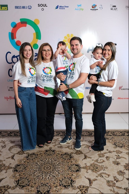 #Famíly - Grazie pelo convite da família de Cláudia Claudino, para participar do evento Conexão de Afeto. Evento beneficente que foi realizado no dia 9/3, em prol da Associação de Pais e Amigos Excepcionais (APAE) de Teresina. Um click da empresária Cláudia Claudino com as filhas Lívia e Danielle Claudino, o genro Jorge Batista e os netos Gabriel e Beatriz . Chics!!! - (Tibério Hélio)