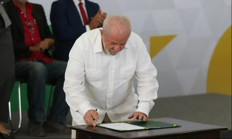 Lula sanciona lei que reestrutura carreiras e reajusta salários de servidores federais