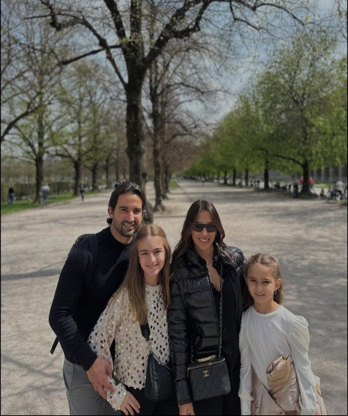 A empresária Ludmila Eulálio Araújo Carvalho e o empresário Igor Carvalho com as filhas Isabel e Maria Cecília, aproveitam dias de férias em Monique / Alemanha. Chics!!! - (Arquivo Pessoal)
