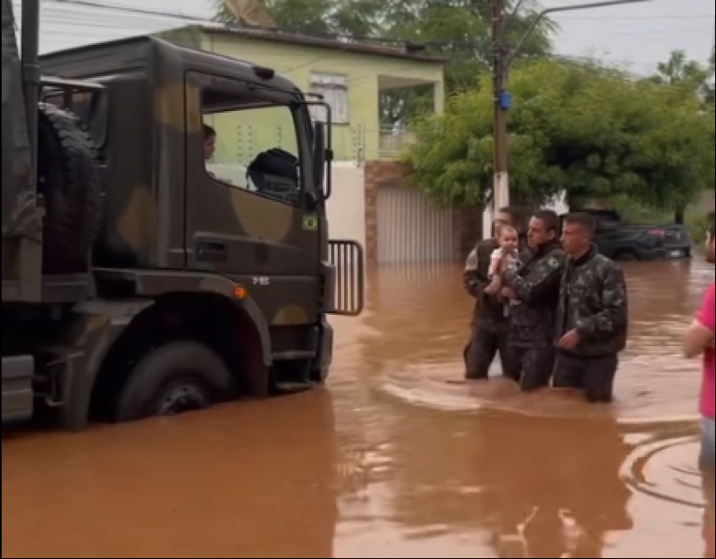 Bebê foi resgatado durante a chuva em Picos - (Reprodução)