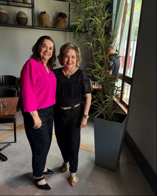 #Migas - Um click das queridas Eliane Nogueira e Vera Lobão em tarde de reunião do Clube do Chá. Chics!!! - (Arquivo Pessoal)