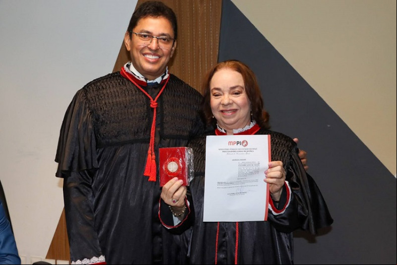 #Posse - Um click da Drª Ana Cristina Matos Serejo, que é a mais nova Procuradora do Estado do Piauí, e tomou posse em solenidade no Ministério Público conduzida pelo procurador-geral de Justiça do Estado do Piauí - Cleandro Moura - em sessão solene realizada na noite de 2/6 na sede do MPPI. Chics!!! - (MP/PI)