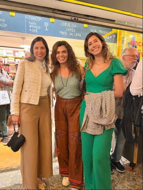 #Livro - Um click da Marina sobrinha de Nelson, a cunhada Alice Cristina e Eiamim a namorada do André o filho do Nelson. Nelson já fez o lançamento em Teresina, e no dia 9/1, lançou o seu livro 'A Serpente Emplumada em Sete Cidades', no Rio de Janeiro em espaço badalado. Grazie pelo Convite. Chics!!! - (Arquivo Pessoal)