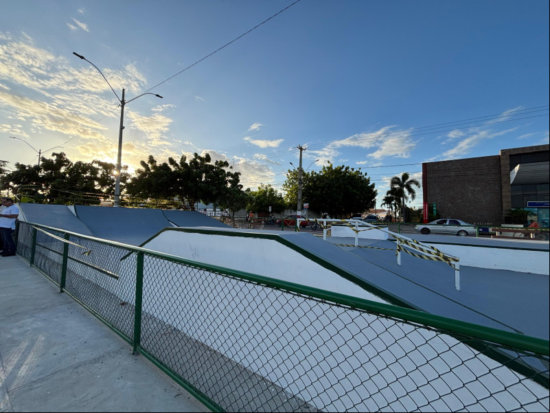 Deputado Evaldo Gomes e secretária Josiene Campelo entregam pista de skate em Parnaíba - (Divulgação)