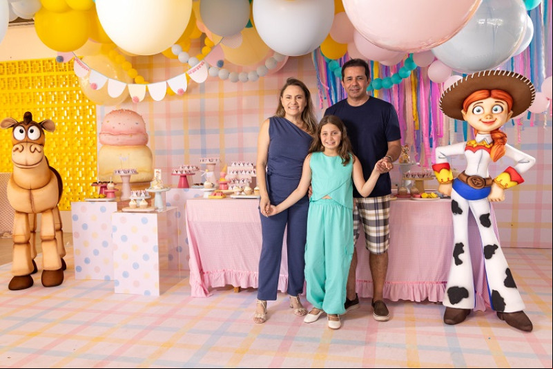 Parabéns para a belíssima Heloísa Melo Albino (10 Anos)!!! Comemorou a data no estilo Pool Party, com a família reunida no Haras Noroeste. Um click da aniversariante com os empresários Polyana melo & Rondinelle Albino.Chics!!! - (Lucianno Pires)