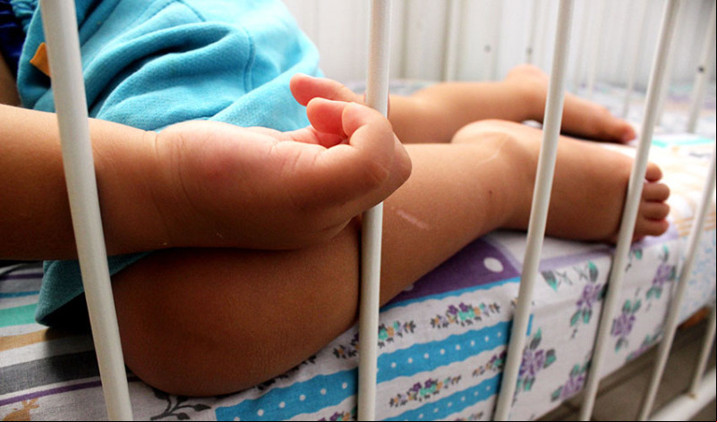 Bebê de 1 ano é estuprada dentro de casa no Morada Nova e mãe flagra o crime