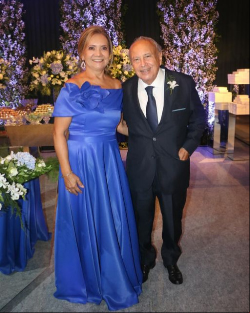 #OSIM - Dos médicos Lívia Stela & Ramon Batista, na noite de 20/1, na Paróquia de Nossa Senhora de Fátima, 115, seguida de recepção em espaço badalado. A noiva é filha de Francisco Alberto de Brito Monteiro & Claudete Ferreira de Souza Monteiro (foto), e o noivo é filho de Raimundo nonato da Rocha Batista & Waldiéia Ferreira de Melo Batista. Chics!!! - ( Péricles Mendel)