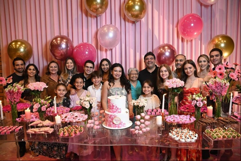 Parabéns para a aniversariante do dia 22/3, que completou 12 anos - Teresa de Lisieux!!! Comemorou a data com os pais, o governador Rafael Fonteles e a primeira dama Isabel Fonteles, dos irmãos Thomaz e Elisa com a família reunida.  Chics!!! - (Arquivo Pessoal)