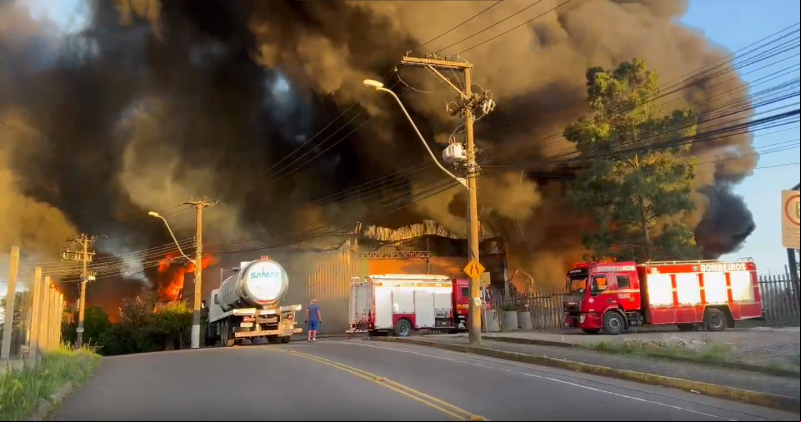 Incêndio de grandes proporções atinge reciclagem em Caxias do Sul