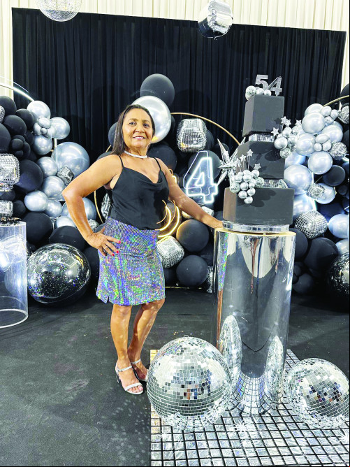 Professor e decoradora Maria Antônia Santos, brindou seus 54 anos de vida, domingo (1) com badalada festa no Espaço Santus Eventos de sua propriedade, com direito drinks, jantar e música ao vivo da cantora Luana Campos (Banda Top Gun) e cantor Onofre Neto. - (Arquivo Pessoal)