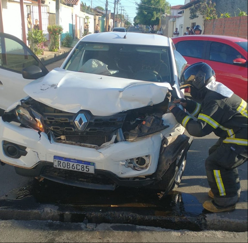Colisão entre dois veículos deixa mulher ferida na zona Sudeste de Teresina