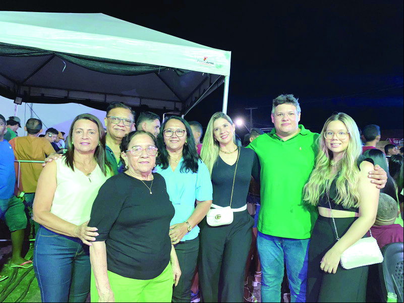 Vereador Rafael Costa com a esposa Mariza Borges e a filha  Maria Clara, curtiram o Grande Show comemorativo aos 33 anos de Emancipação Política de Lagoa Alegre. Na foto o casal ex-prefeito de Lagoa Alegre, Neudenor Vaz e Gesimar Borges, prof. Conceição Pierote e Dona Maria. - (Divulgação)