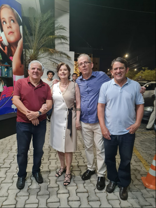 #Livro - Um click dos familiares do advogado e jurista Nelson Nery, que lançou em grande estilo na noite de 30/11, na Livraria Entrelivros, o seu novo livro “O Caderno de Maria”. Chics!!! - (Luciêne sampaio)
