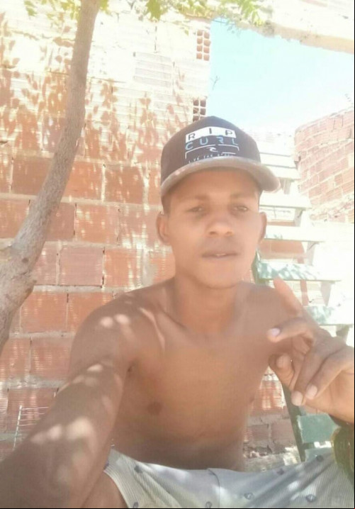 Vítima teria sido morta com três disparos - (Reprodução/Redes Sociais)