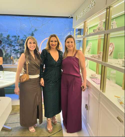 Parabéns para a querida Thais Portela Batista Barbosa Chaves (11/3)!!! Um click da aniversariante Thaís, com as amigas Olívia Nogueira e Betinha Sampaio. Chics!!! - (Luciêne Sampaio)