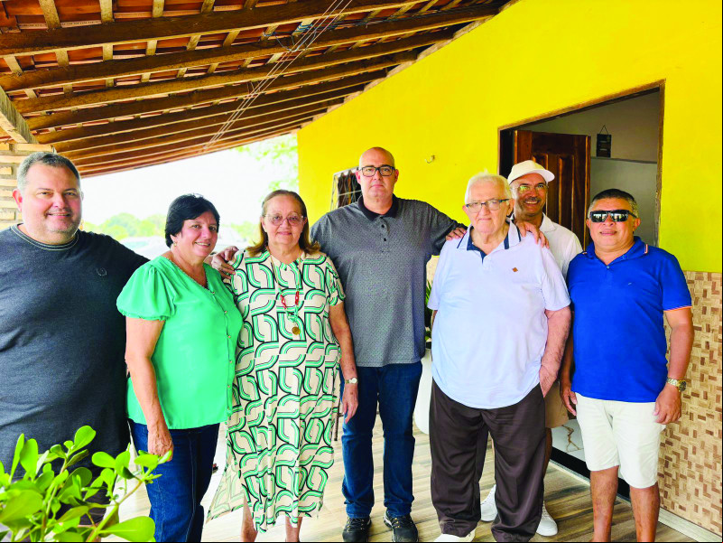Professora e Secretária Municipal de Educação de União, Francisca da Luz Castro (de blusa verde)no sábado recebeu em seu Sítio amigos e familiares para comemorar sua nova idade. Na foto está ladeada pelo vereador: Júnior Mota, D. Regina Barros Mota, Rodrigo, médico Dr. Edmilson Mota, professor Ariosvaldo e o titular desta coluna Daniel Cardoso. - (Arquivo Pessoal)