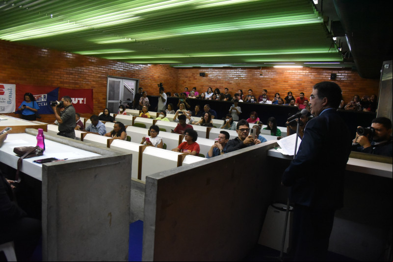 Professores participam de audiência pública sobre o Plano Nacional de Educação e o novo ensino médio na Alepi