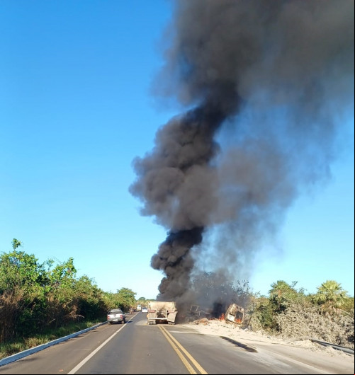 Carreta pega fogo na BR 343  - (Divulgação / PRF)