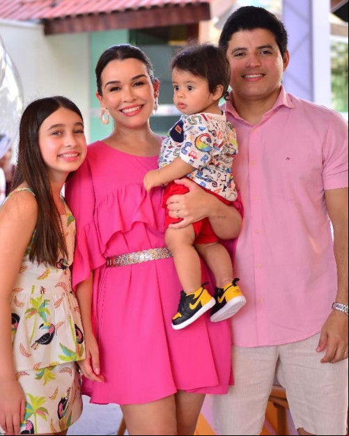 #Family - Parabéns para a empresária Roberta Albino!!! Que comemorou a data com festa na companhia e na casa dos seu pais Benedito Cirilo & Valdenê Albino com o esposo Helton Brito e os filhos Joanna e Joaquim, os familiares e amigos. Chics!!! - (Kaka Lessa)