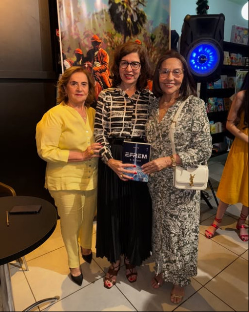 #Livro - Um click das queridas Bena Moura Santos e Kátia Eulálio Santos com a escritora Sueny Moura Santos lançou o livro "Efrem: o Exílio". A autora usou o pseudônimo de Sue Pir para  a Obra. Chics!!! - (Arquivo Pessoal)