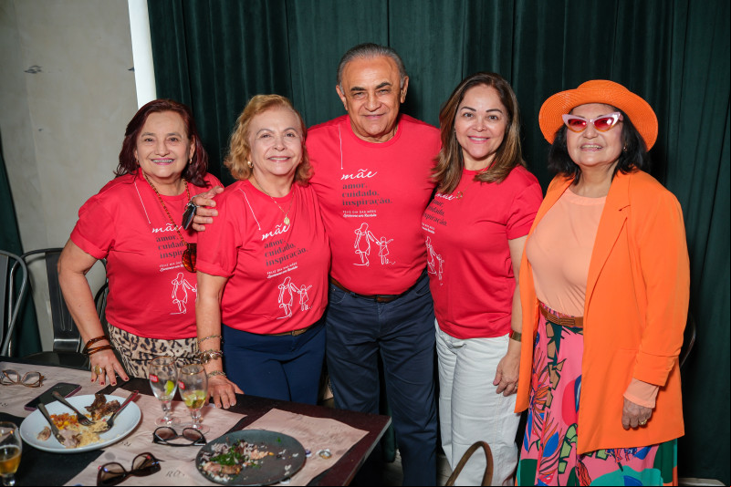 #AlmoçodasMães - Um click dos queridos Kátia Cristina, Socorro Santos, Adão Rodrigues, Mônica Fernandes e Maria do Carmo, no nosso evento Almoço Festivo - 'Mês das Mães', no dia 24/5. Chics!!! - (Tibério Hélio)