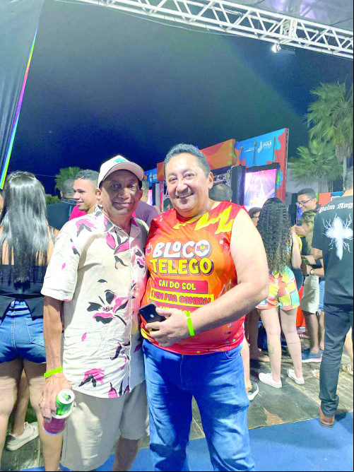 Cronista social, Acélio Sousa e o bloguerio Paulo Craveiro, fizeram toda cobertura das 2 noites do Zé Pereira na cidade de José de Freitas. - (Arquivo Pessoal)