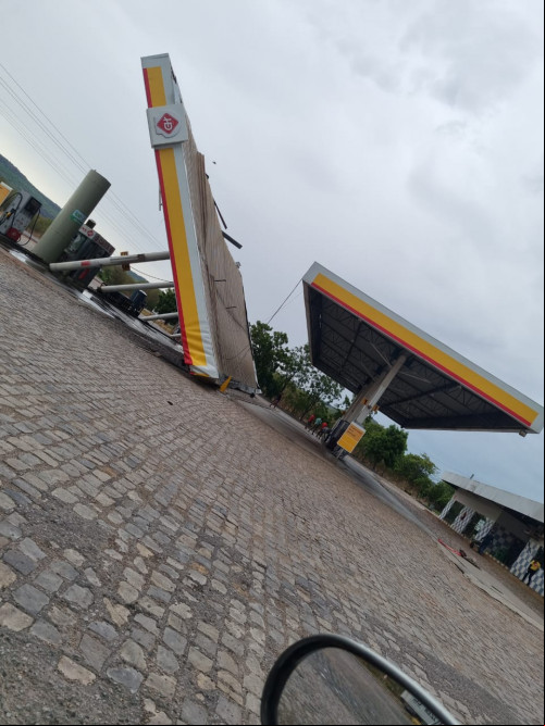 Chuva e ventos fortes derrubam árvore e posto de combustível no interior do Piauí