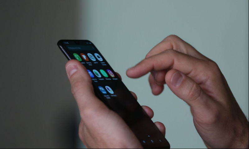 Compras pela Internet Celular Redes Sociais online - (Reprodução/Agência Brasil)