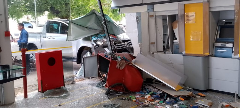 Motorista confunde pedal e invade agência do BB em Teresina; uma pessoa foi atropelada