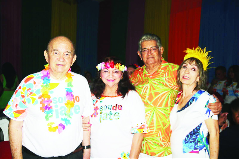 Gilson Vasconcelos (candidatissímo a presidente do Iate Clube de Teresina) e a esposa Zuita, comodoro Tarciso Freire (atual presidente do ITC) e a esposa Carmelita presenças destacadas no Baile do Hawaí no última sexta.. - (Arquivo Pessoal)