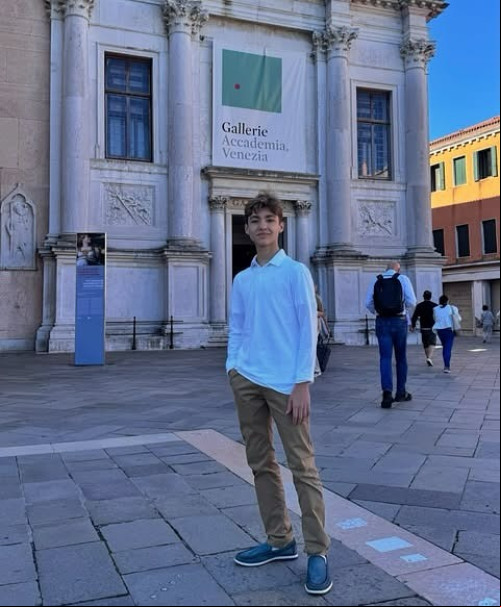 #Exposição - Um click do artista plástico Pedro Gui Fortes de Carvalho, de 13 anos, quefoi selecionado para receber o Global Child Prodigy Award 2025, Prêmio Internacional que reconhece os 100 maiores prodígios do mundo. A cerimônia acontece no dia 26 de junho, no Parlamento Britânico. Pedro representa o estado na categoria Arte, sendo o único piauiense entre os escolhidos. Ele já levou o nome do Piauí a outros grandes palcos, como o Carrousel du Louvre, em Paris, e Exposições na Itália, sempre com sua arte autoral e marcante. Chics!!! - (Arquivo Pessoal)