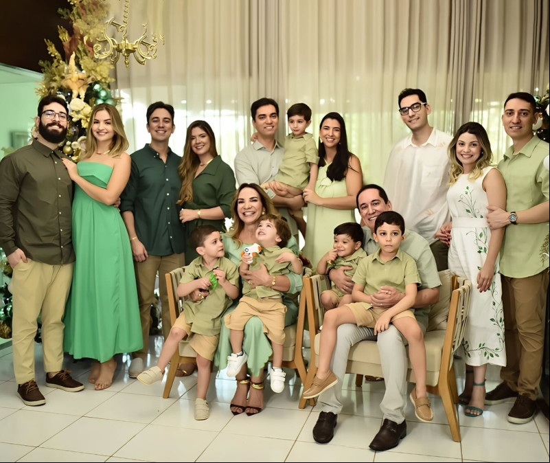 #Family - Dia Internacional da Família - #Mensagem - "Precisamos valorizar e amar nossas famílias! 15 de maio dia Internacional da FAMÍLIA! Segundo a Bíblia, a família é uma instituição sagrada e fundamental, criada por Deus desde o princípio da humanidade. Ela é vista como um pilar da sociedade, um espaço onde os valores são transmitidos de geração em geração, e onde a fé e o amor fortalecem os laços entre seus membros. A família é composta por pai, mãe e filhos, sendo o casamento entre um homem e uma mulher a base para a formação de uma família. O casamento entre um homem e uma mulher é considerado o fundamento da família, com a responsabilidade de criar filhos e construir uma nova família. A Bíblia apresenta a família como uma instituição divina, criada por Deus desde o início, com a missão de povoar a terra e formar uma unidade social selada pelo seu poder criador divino. Cuidemos de nossas famílias." Joilza Leitão. Chics!!! - (Arquivo Pessoal)