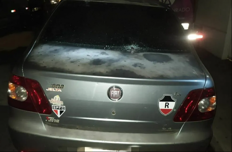 Carro foi atingido com oito disparos - (Reprodução/Whatsapp)