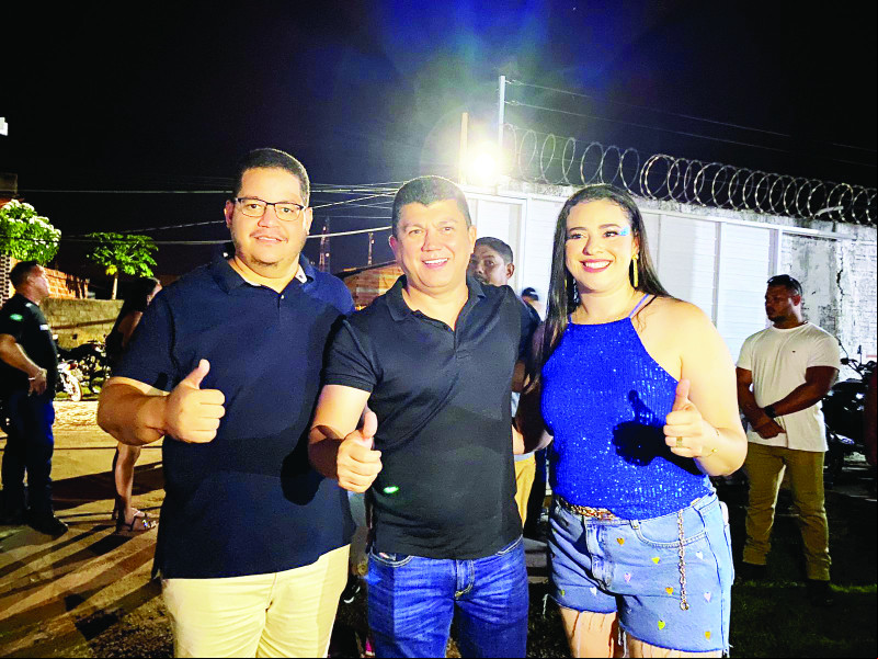 Empresário Luizinho ( a esquerda) e a esposa, vereadora Helena Barros (a direita)domingo receberam o deputado estadual Rubens Vieira (ao centro)durante Esquenta do Zé Pereira em sua residência em José de Freitas. - (Daniel Cardoso)