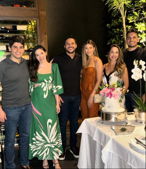 #Parabéns - Um click dos queridos Sérgio Lira, Eneísa Luz Lira, Washington Bandeira Filho, Fernanda Negrão, Marcelo Jorge Martins e Larissa Ribeiro comemorando a nova idade de Fernanda Negrão. Chics!!! - (Divulgação)