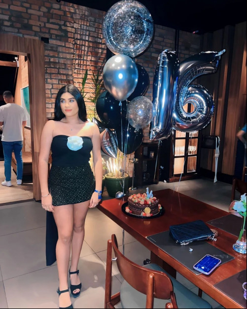 Parabéns para a Manu!!! "De ontem a noite, comemorando  com seus amigos #16Anos #juventude #amizade #meninalinda😍" Celecina Arrey. Clicks da aniversariante comemorando com as amigas.Chics!!! - (Divulgação)