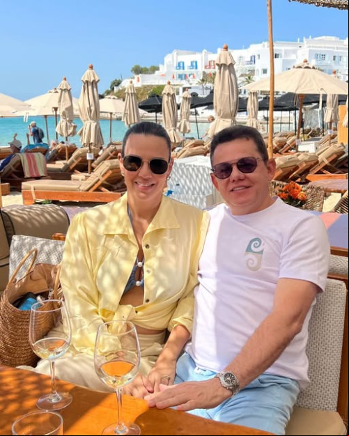 #Férias - Um click dos queridos Manoella Bastos & Juraci Negreiros em dias de sol, mar em Mykonos, no badalado Yialo Yialo Beach Club - um dos points mais disputados da ilha na Grécia. Chics!!! - (Arquivo Pessoal)